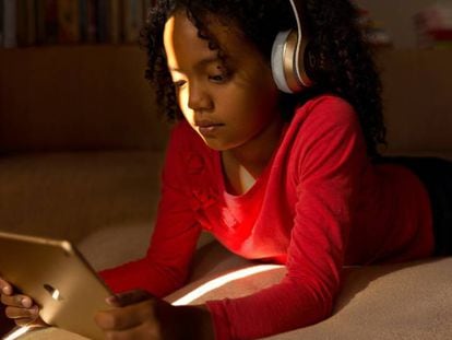 Una niña con un iPad, la tableta que Apple quiere relanzar en la educación.