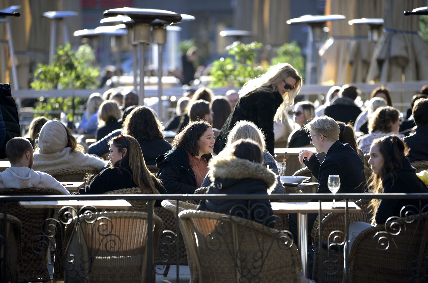 Clientes de un restaurante toman el sol en las terrazas abiertas en el centro de Estocolmo, el 26 de marzo de 2020.