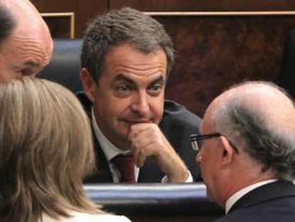 José Luis Rodríguez Zapatero, junto a Alfredo Pérez Rubalcaba y Elena salgado, conversan con diputados populares en el Congreso.