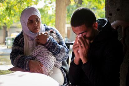 Fatima Heiduna, viuda de uno de los fallecidos en el accidente de Caravaca, miraba el jueves 27 de octubre, en Lorca, a su hijo, Rayan Msimer.  