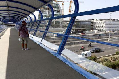 La nueva pasarela sobre la autov&iacute;a A-1, con el edificio del BBVA en construcci&oacute;n al fondo.