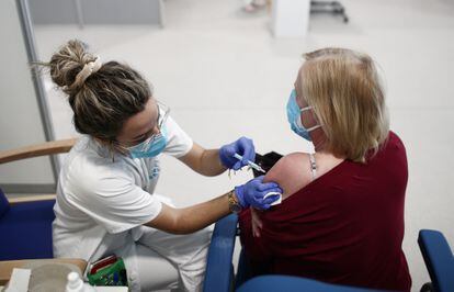 Una mujer es vacunada con la vacuna de AstraZeneca contra la covid-19 en el Hospital de Emergencias Enfermera Isabel Zendal.