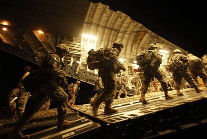 Soldados estadounidenses suben a bordo de un avión C-17 en el aeropuerto de Bagdad para regresar a EE UU.
