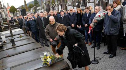 La viuda de Fernando Mugica, hist&oacute;rico militante asesinado por ETA hace 22 a&ntilde;os, durante el homenaje del PSE-EE.