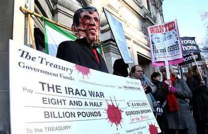 Un manifestante con una careta de Gordon Brown protesta contra el coste de la guerra de Irak a las puertas del centro Queen Elizabeth II, donde declara el primer ministro ante la comisión Chilcot.