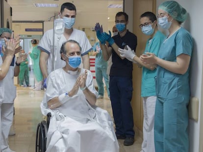 El personal sanitario aplaude el traslado a planta del último paciente ingresado con coronavirus en la UCI del Hospital Quirónsalud Sagrado Corazón de Sevilla