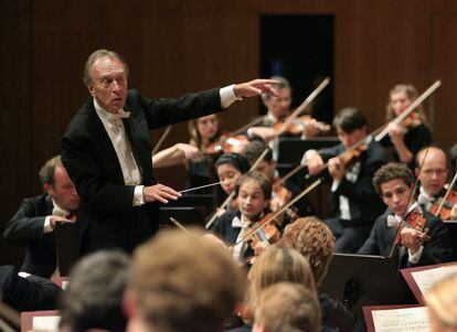 Abbado fue nombrado senador vitalicio de Italia el pasado 30 de agosto y decidió destinar su sueldo a la Escuela de Música de la pequeña localidad de Fiesole (Italia) en su último gesto para promocionar la música clásica. En la imagen, Claudio Abbado dirige la orquesta en el Festival de Lucerne en 2007.