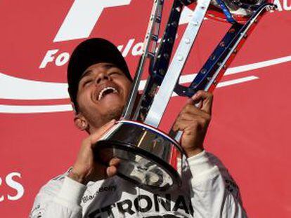 Hamilton levanta el trofeo de ganador en el GP de Estados Unidos