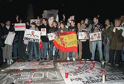 Un grupo miembros de la plataforma <i>Michael Jackson es inocente</i>, en la concentración que organizaron ayer en Madrid.