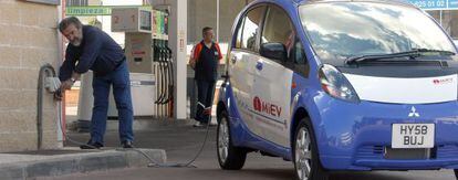 El coche eléctrico modelo I- Miev de Mitsubishi en una gasolinera de Alcobendas.