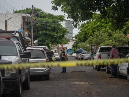 Fiscales y peritos trabajan en la escena de un crimen en el Estado de Veracruz, en una imagen de archivo.