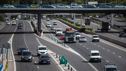 Coches circulando por la M-30 en Madrid.