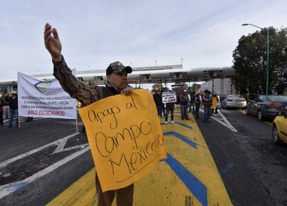 Manifestantes bloquean la caseta de la autopista Toluca-Atlacomulco para exigir mayor apoyo al campo