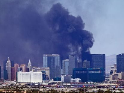 Vista del incendio en el hotel Cosmopolitan.