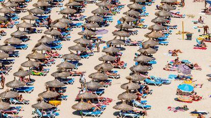 Turistas en la playa de Magaluf (Mallorca)