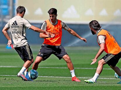 Marco Asensio, entre Brahim e Isco en un entrenamiento esta semana en Valdebebas.