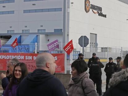 Protestas frente al almac&eacute;n de Amazon en San Fernando de Henares, Madrid.