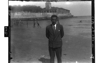Constantino Suárez, en la playa de San Lorenzo (Gijón) en septiembre de 1933.