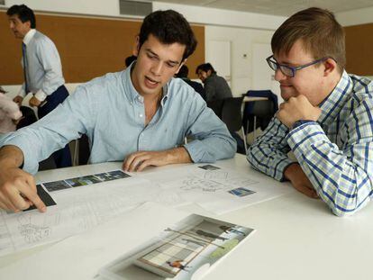 Louis Lacorne (izquierda), alumno de cuarto de Arquitectura, y Alejandro Saenz ultiman su proyecto de escuela para personas con discapacidad.