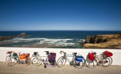 Bicicletas aparcadas frente al mar en el Alentejo.