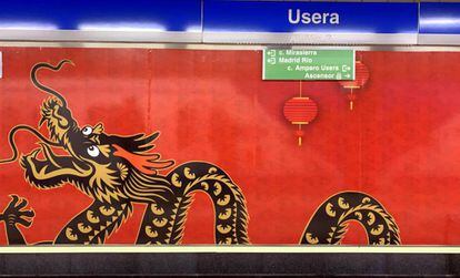 Decoración en la parada de metro de Usera para celebrar el Año Nuevo Chino.