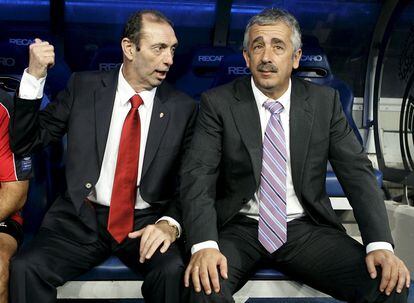 El entrenador del Sporting de Gijón conversa con el delegado del equipo, Enrique Castro "Quini", momentos antes del partido correspondiente a la cuarta jornada de liga de Primera División entre el Real Madrid y Sporting en el santiago Bernabéu, en 2008.
