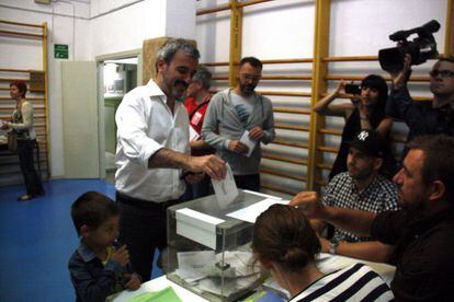 Jaume Collboni, candidato del PSC a la Alcaldía de Barcelona, vota en su colegio electoral
