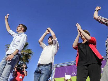 La alcaldesa de Barcelona, Ada Colau, el l&iacute;der de Podemos, Pablo Iglesias, en el mitin de Unidos Podemos en Mallorca. 