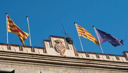 L&#039;Ajuntament de Girona sense la bandera espanyola. 