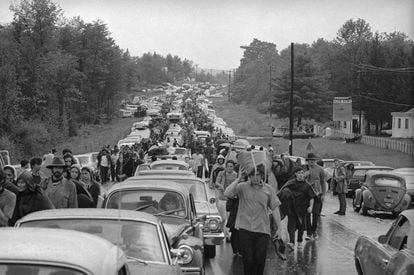 Al terminar el festival, los organizadores no sabían cómo compensar a las personas que habían comprado entradas por anticipado, pero no pudieron llegar a la granja de Max Yagur por culpa de los embotellamientos. Aún así, Woodstock ha pasado a la historia como uno de los momentos álgidos de los años sesenta, el gran subidón de los baby boomers. En la imagen, cientos de asistentes caminan en la carretera desde Bethel, mientras abandonan las instalaciones del festival Woodstock, el 16 de agosto de 1969.
