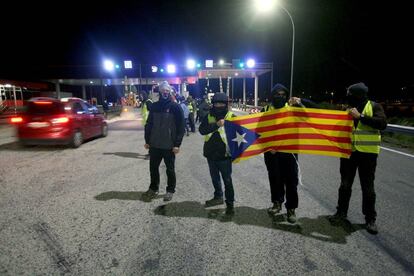 Un grup dels CDR aixequen les barreres a la sortida de l'AP-7.