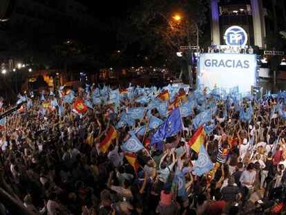 El presidente del Gobierno en funciones y l&iacute;der del PP, Mariano Rajoy, y dirigentes del partido comparecen ante sus simpatizantes tras su triunfo el 26J.