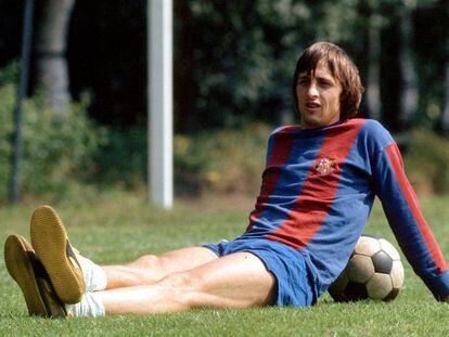 Johan Cruyff posa con la camiseta del F. C. Barcelona en 1974. 