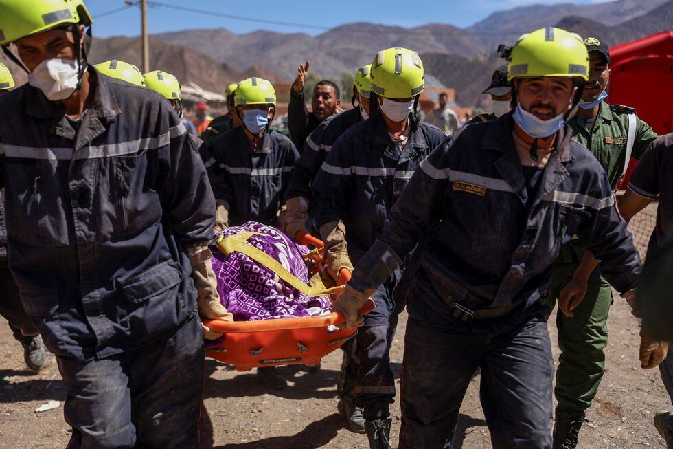 Equipos de rescate trasladan el cadáver de una víctima del terremoto en la localidad de Talat N'yaaqoub (Marruecos) este lunes. 