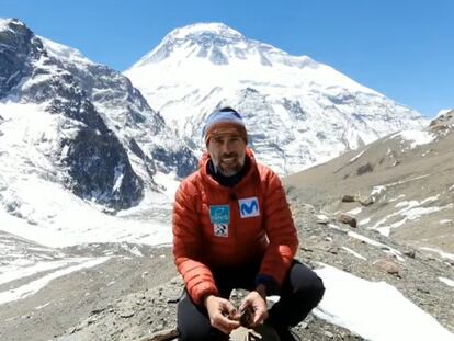 Luis Carcavilla Urquí, delante del Dhaulagiri, la séptima montaña más alta de la Tierra, en un fotograma de su serie 'Un geólogo en el Himalaya'.