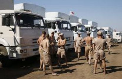 Los conductores de los camiones rusa con ayuda humanitaria.