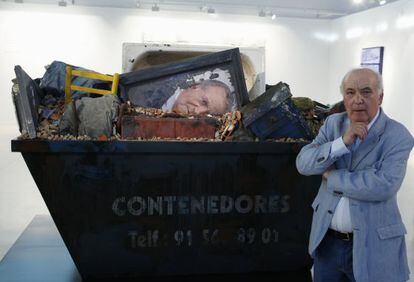 El artista Cristóbal Toral junto a su obra 'La abdicación del Rey', expuesta en el Centro de Arte Tomás y Valiente de Fuenlabrada.