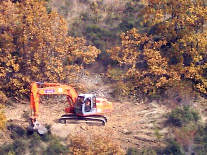 Excavadora en la cuenca del arroyo donde estaba prevista una urbanizaci&oacute;n en Miraflores. 