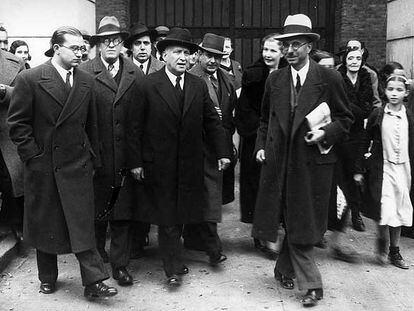 Francisco Largo Caballero (centro de la escena, sombrero oscuro), a su salida de la cárcel tras ser absuelto en el juicio por la llamada Revolución de 1934 en Asturias y Cataluña.
Foto: Efe