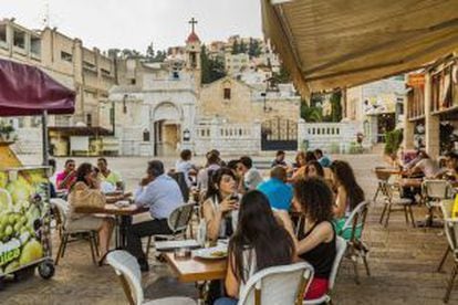 Terraza de un restaurante de Nazaret, ante la iglesia ortodoxa de San Gabriel.