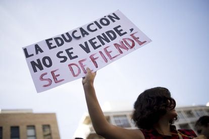 Una estudiante levanta un cartel durante la huelga de estudiantes en Sevilla.