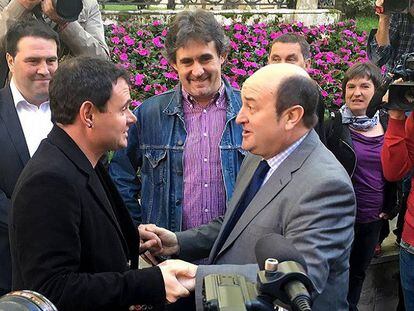 El presidente de Sortu, Hasier Arraiz (i) junto a Andoni Ortuzar, presidente del PNV.