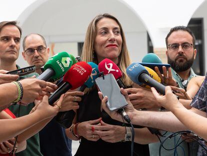 La presidenta del PP de Extremadura y candidata del PP a la Junta de Extremadura, María Guardiola, este martes a la salida de la reunión con Blanca Martín, la presidenta de la Asamblea extremeña.