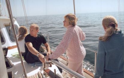 Vladim&iacute;r Putin junto a su entonces mujer, Lyudmila Putina, y sus dos hijas, navegando por el Mar Negro en 2002.