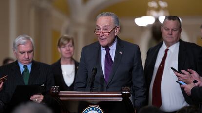 El líder demócrata en el Senado de Estados Unidos, Chuck Schumer, comparece ante los periodistas antes de la votación sobre ley del matrimonio homosexual.