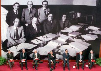 Los siete miembros de la ponencia que redactó el anteproyecto de la Constitución de 1978 en 200. En la imagen, de izquierda a derecha. Jordi Sole Tura, Miguel Roca, Jose Pedro Perez Llorca, Gregorio Peces Barba, Miguel Herrero de Miñon, Manuel Fraga y Gabriel Cisneros.