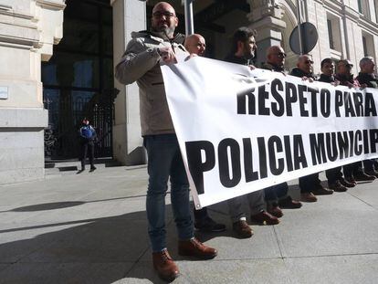 Protesta de policías municipales frente al Ayuntamiento de Madrid.
 
 