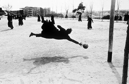 <i>Curas jugando al fútbol</i>, de 1957, es la foto más célebre de Ramón Masats, una fama que, como dice el fotógrafo barcelonés, ha ocultado en ocasiones toda su obra.