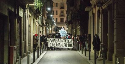 “Apaga la tele y okupa tú también”, reza la pancarta de unos okupas que se manifestaban en Barcelona a inicios de 2021. 