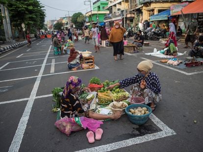 Un mercado callejero en Surabaya (Indonesia), dispuesto de forma que guarda la distancia de seguridad entre vendedores.